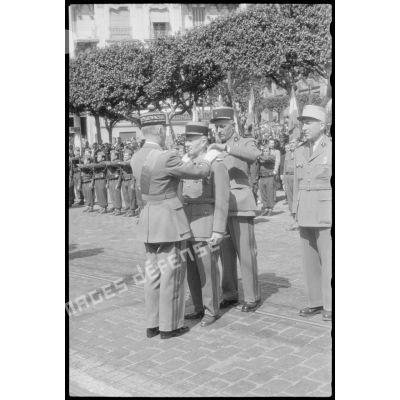Le général de corps d'armée Cailles remet une médaille lors des commémorations du 8 mai au Plateau des Glières à Alger.