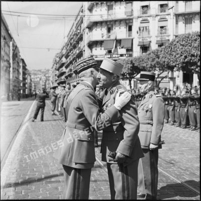 Embrassade du général de corps d'armée Cailles pendant une remise de médailles lors des commémorations du 8 mai au Plateau des Glières à Alger.