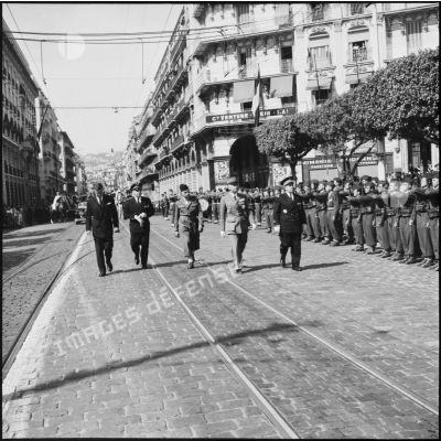 Défilé à pieds de cinq officiers lors des commémorations du 8 mai au Plateau des Glières à Alger.