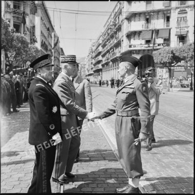 Poignée de main après une remise de décoration lors des commémorations du 8 mai au Plateau des Glières à Alger.