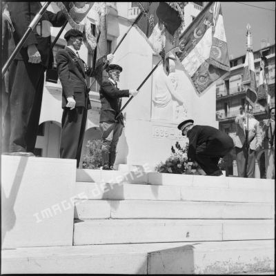 Dépôt d'une gerbe à la stèle des marins lors des commémorations du 8 mai au Plateau des Glières à Alger.
