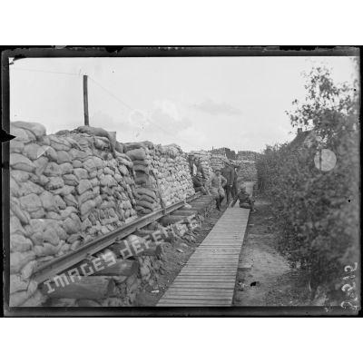 Caestkerke. La tranchée du "chemin de fer" construite sur la voie ferrée. [légende d'origine]