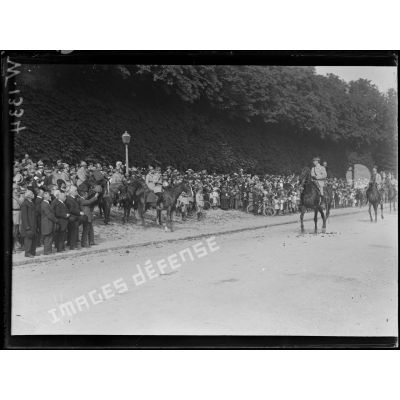 Saint-Germain-en-Laye, officiers défilant à cheval. [légende d'origine]