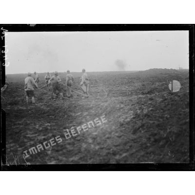 Vailly-sur-Aisne, soldats sur le terrain conquis. [légende d'origine]