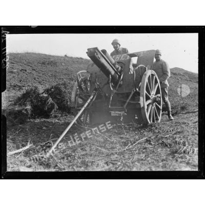 Plateau des Cravettes, canon de 105 mm pris à l'ennemi. [légende d'origine]
