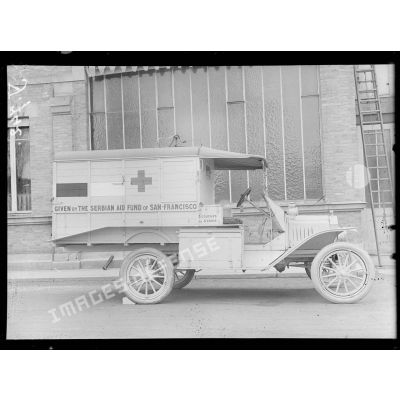 Paris. Ambulance automobile américaine offerte par le Serbian Aid Fund of San Francisco. [légende d'origine]