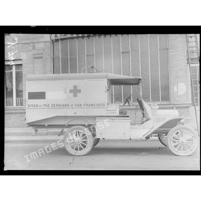 Paris. Ambulance automobile offerte par les serbes de San francisco. [légende d'origine]