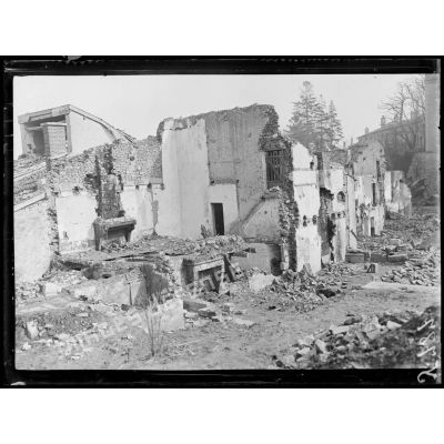 Verdun. Maisons en ruines rue Mongauld. [légende d’origine]