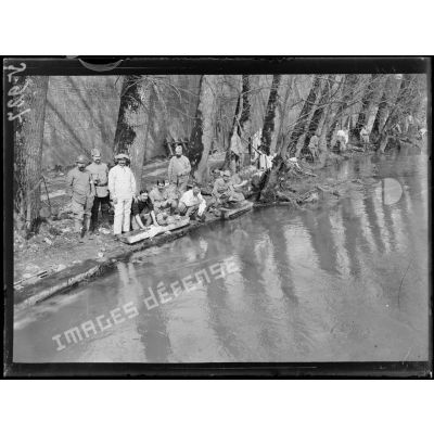 Verdun. Soldats faisant la lessive sur les bords de la Meuse. [légende d’origine]
