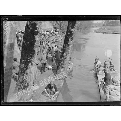 Verdun. Lavoir des soldats sur les bords de la Meuse. [légende d’origine]