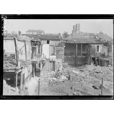 Verdun. Rue d’Anthouard, maisons bombardées. [légende d’origine]