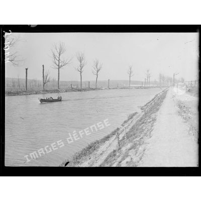 Belleville (Meuse). Le canal de l’Est, canot automobile ramenant des blessés. [légende d’origine]