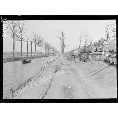 Belleville (Meuse). Le canal de l’Est, canot automobile ramenant des blessés. [légende d’origine]