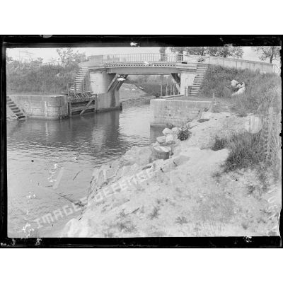 Belleville (Meuse). Le pont du canal et le ponton bombardé par un 380. [légende d'origine]