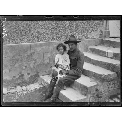 Gondrecourt (Meuse). Soldat américain tenant un enfant sur ses genoux. [légende d'origine]