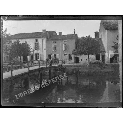 Gondrecourt (Meuse). Un coin du village et le petit pont. [légende d'origine]