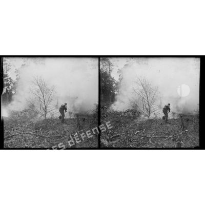 Ourscamps, soldat éteignant un feu de forêt [légende d'origine]