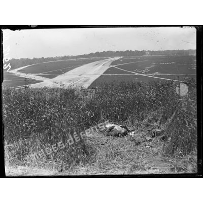 Belloy, cadavre d'un soldat allemand dans un champ. [légende d'origine]