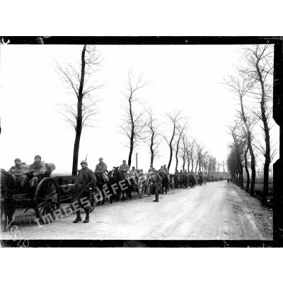 Un convoi d'artillerie sur la route de Rexpoëde. [légende d'origine]