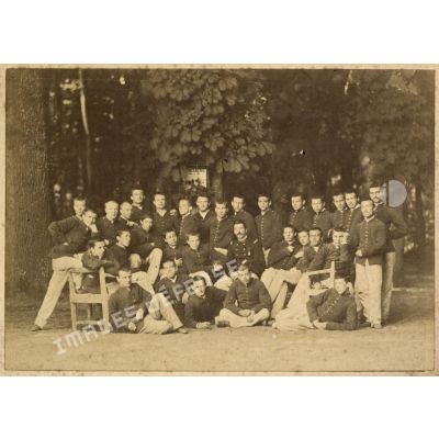 1880-1881. Les élèves de la 2de Section de la 1re compagnie à Mr Flavin. Rhétorique 1re année. Section A. [...]. [légende d'origine]