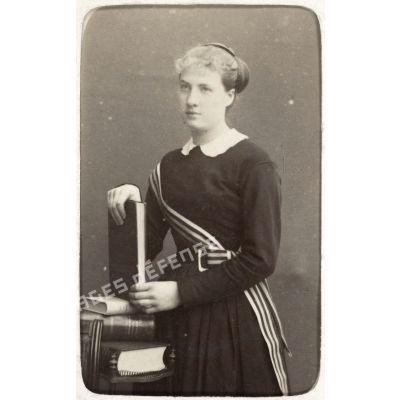 Hélène née le 29 juillet 1869, demoiselle de la Légion d'honneur. [légende d'origine]