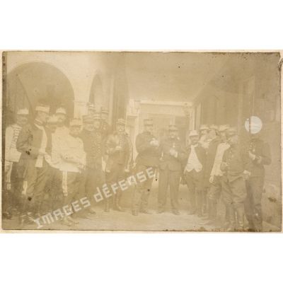 Juin 1902 - Manœuvre avec cadres de la 7e Division de Cavalerie - tout le groupe après le déjeuner à Nogent s/ Seine. [légende d'origine]
