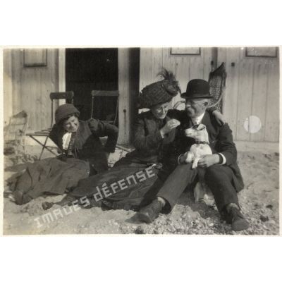 Wimereux, septembre 1910 - Lucie, Madeleine, Moi et Chic (le chien). [légende d'origine]