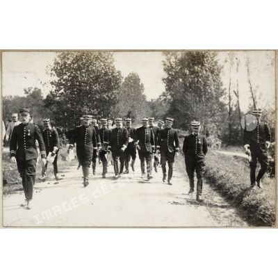 Saumur 1912 - Pont des Gastines - Les sénateurs en marche pour la gloire (Mesple). [légende d'origine]