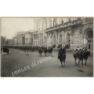 Revue du 14 juillet 1914 - Colonel Mesple à la tête du 8e Cuirassiers. [légende d'origine]