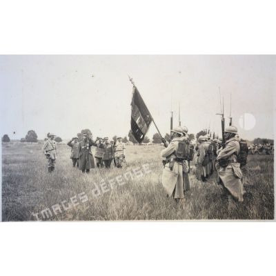 Châlons. 14 juillet 1916. Le g[énér]al Gouraud salue le drapeau du 39e. [légende d'origine]