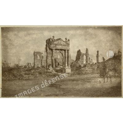 Oct[obre] 1918. Ypres, portail latéral de l'église. [légende d'origine]