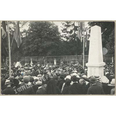 Monument aux Morts de Chemiré le Gaudin (Sarthe). 19 août 1923. Je fais un petit discours. André Lalande [signalé par la croix bleue]. [légende d'origine]