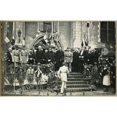1923. La Flèche, devant l'église S[ain]t Thomas. D g[auche] à dr[oite] : G[énér]al Tanant, c[ommandan]t l'Ecole de S[ain]t Cyr, G[énér]al Mesple, M. [vide] député , M. Steck préfet, M. d'Aubigny. Montant l'escalier, G[énér]al Vuillemot, M[aréch]al Foch, Maire de la Flèche. [légende d'origine]