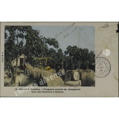 16 - Colonie du Dahomey - Piroguiers prenant du chargement dans une Factorerie à Cotonou. [légende d'origine]