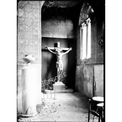 Un Christ en bronze photographié dans la chapelle de Gerbévillers [légende d'origine]