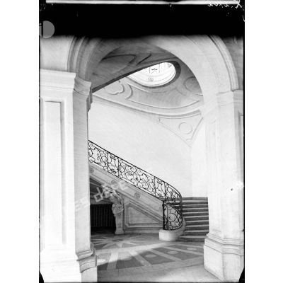 Le grand escalier du séminaire de Pont-à-Mousson. [légende d'origine]