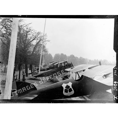 Des avions allemands exposés sur la terrasse des Tuileries, à l'occasion de la journée de l'Emprunt à Paris, le 20 octobre 1918. [légende d'origine]