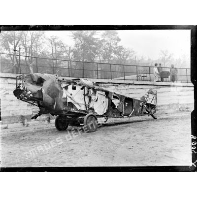 L'exposition d'un avion allemand, à l'occasion de la journée de l'Emprunt à Paris, le 20 octobre 1918. [légende d'origine]