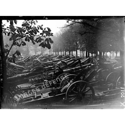 L'exposition de canons allemands sur la terrasse des Tuileries, à l'occasion de la journée de l'Emprunt, le 20 octobre 1918. [légende d'origine]