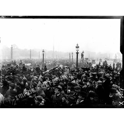 La foule se pressant autour de la statue de Lille, sur la place de la Concorde à Paris, le 20 octobre 1918. [légende d'origine]