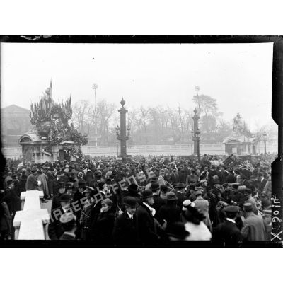 La foule se pressant autour de la statue de Lille, sur la place de la Concorde à Paris, le 20 octobre 1918. [légende d'origine]
