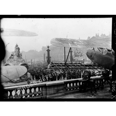 La foule se pressant autour de la statue de Lille, à l'occasion de la journée de l'Emprunt à Paris, le 20 octobre 1918. [légende d'origine]