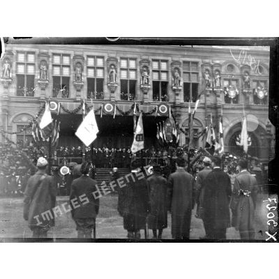 La tribune officielle disposée devant l'hôtel de ville de Paris, à l'occasion de la journée de l'Emprunt, le 20 octobre 1918. [légende d'origine]