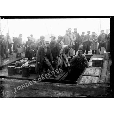 Le rapatriement de prisonniers français à Rotterdam. [légende d'origine]