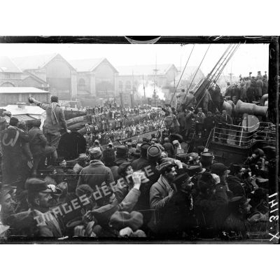 L'arrivée du "Sobral", rapatriant des prisonniers français, à Cherbourg. [légende d'origine]