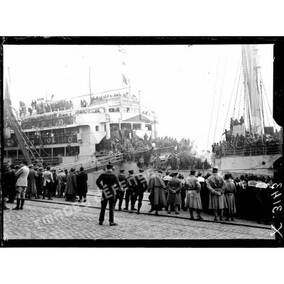 L'arrivée du "Sobral" dans le port de Cherbourg et le débarquement des prisonniers français. [légende d'origine]
