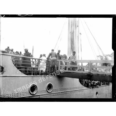 L'arrivée du "Sobral" au port de Cherbourg et le débarquement des prisonniers français. [légende d'origine]