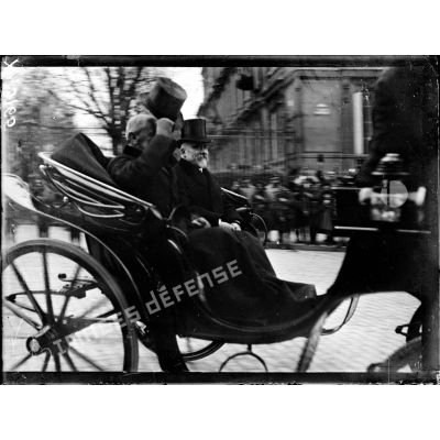 Les présidents Wilson et Poincaré en voiture à Paris. [légende d'origine]