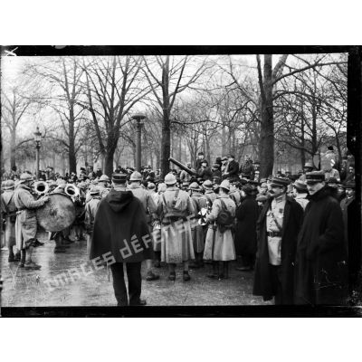Paris, visite du roi d'Italie, une musique militaire avenue des Champs-Elysées exécute un morceau en attendant l'arrivée du roi. [légende d'origine]