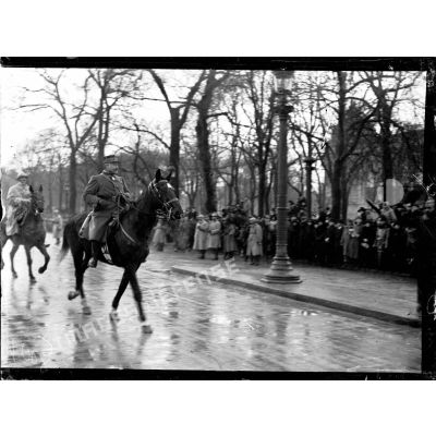 Paris, visite du Roi d'Italie, la foule avenue des Champs-Elysées attendant le passage du roi. [légende d'origine]